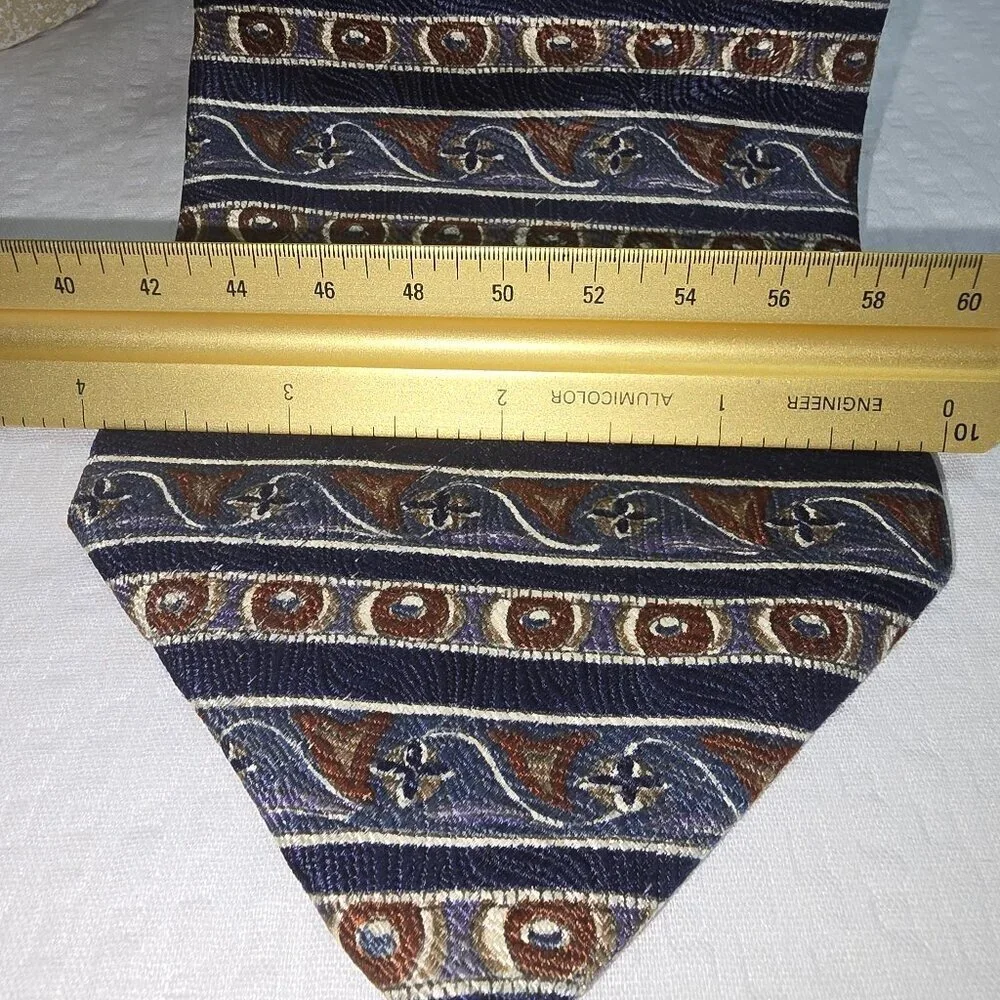 GEOFFREY BEENE MENS 100% SILK TIE ABSTRACT LINE DESIGN EUC